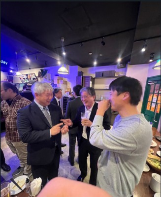 23名参加 楽しい雰囲気の歓談の様子